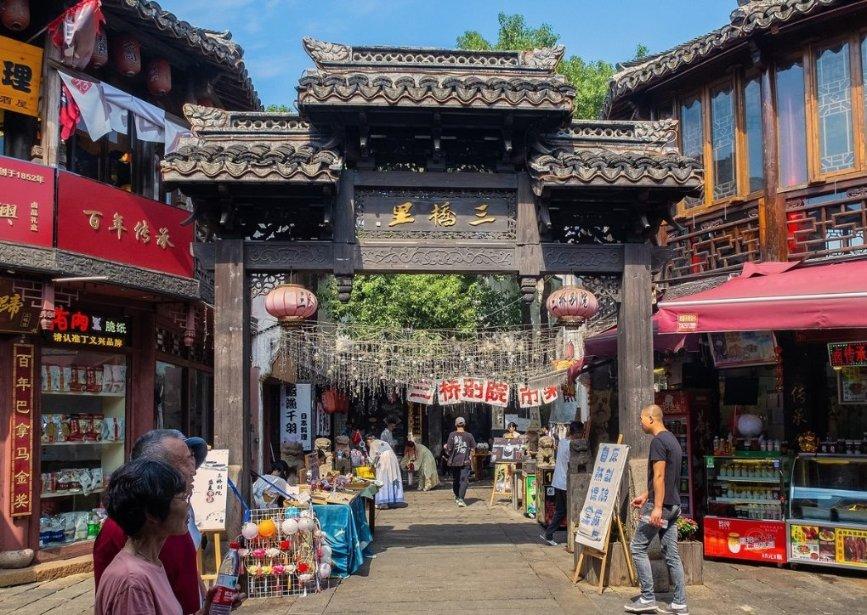 老婆无社保，35岁，买什么保险合适